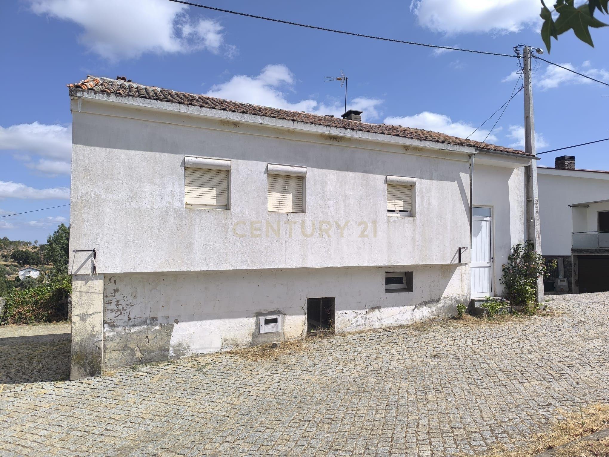 Moradia T3 à venda em Outeiro, €77.000