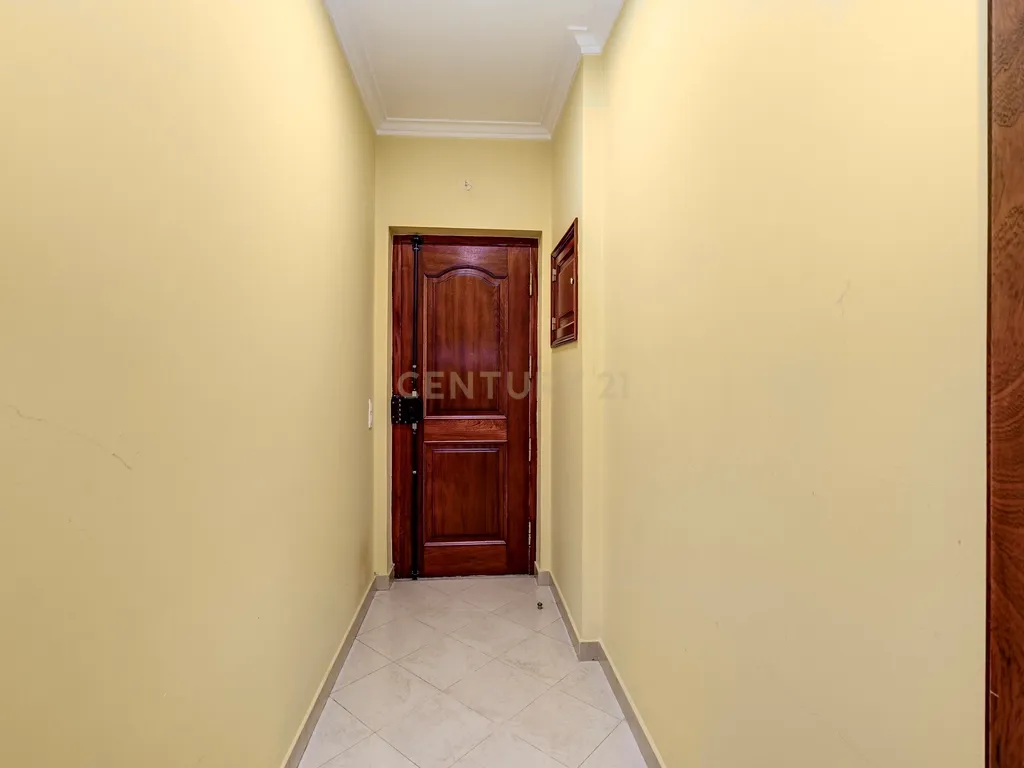 Andar de Moradia T2 com espaço exterior - Image 21