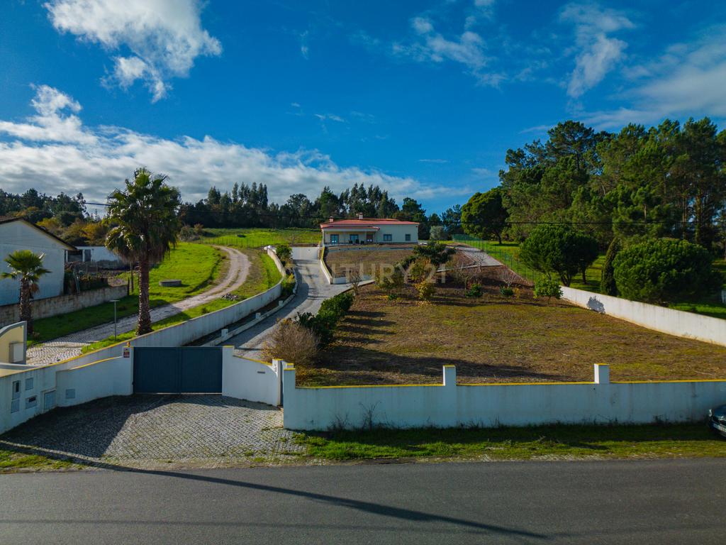 Moradia T3- Coto- Caldas Da Rainha - Image 1