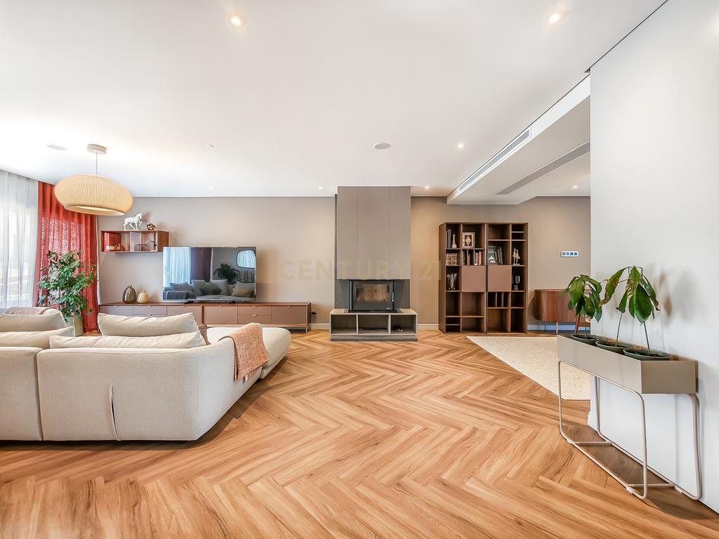 Moradia T4 em Condomínio Privado | Piscina | 6WC | Jardim | Terraço | Box | Quinta do Brilhante | Albarraque A 5 Minutos Do colégio Tasis internacional - Image 8