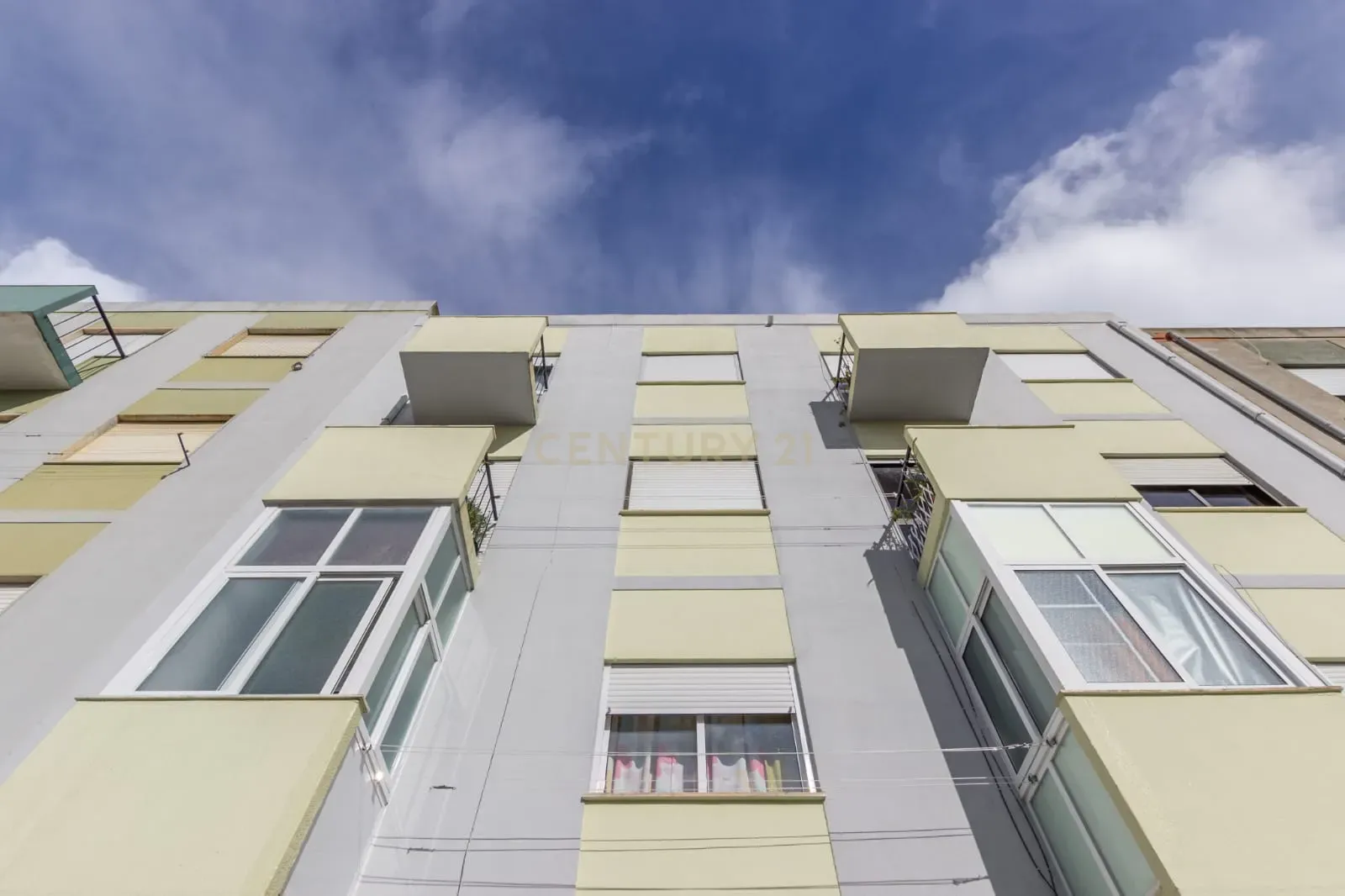 Apartamento T2 em Setúbal - Vista Cidade e Proximidade de Serviços - Image 13