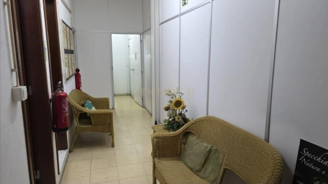 Armazém Industrial na praceta Emídio Santana, 11 Casal do Marco, valor negociável com ou sem o recheio do imóvel - Image 3