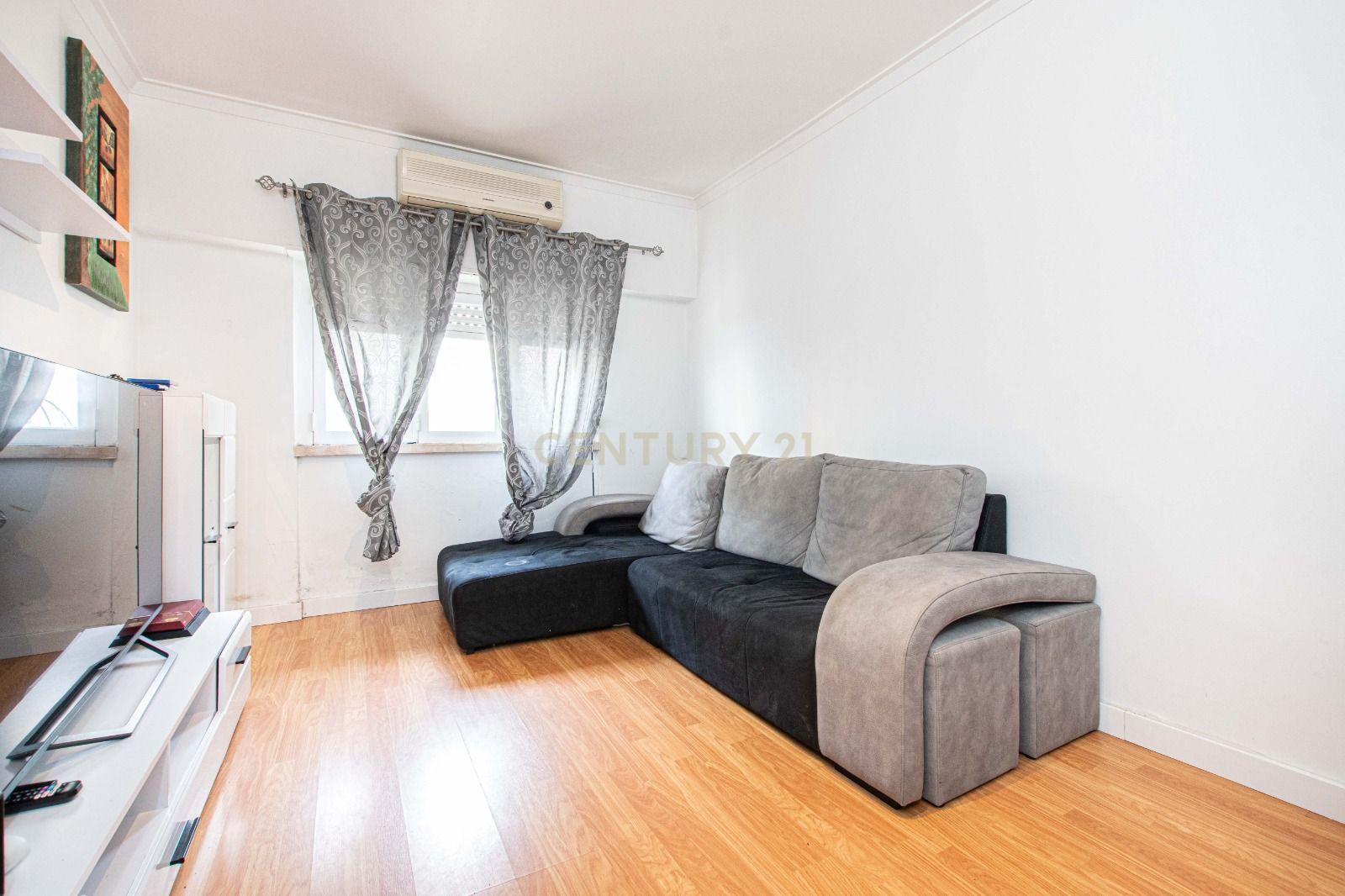 Apartamento T2/cave em Sintra: Conforto e Acessibilidade  - Image 4