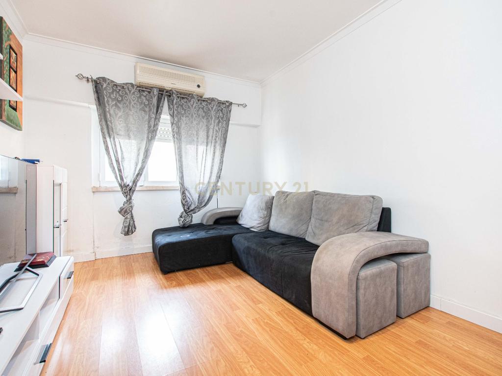 Apartamento T2/cave em Sintra: Conforto e Acessibilidade  - Image 4