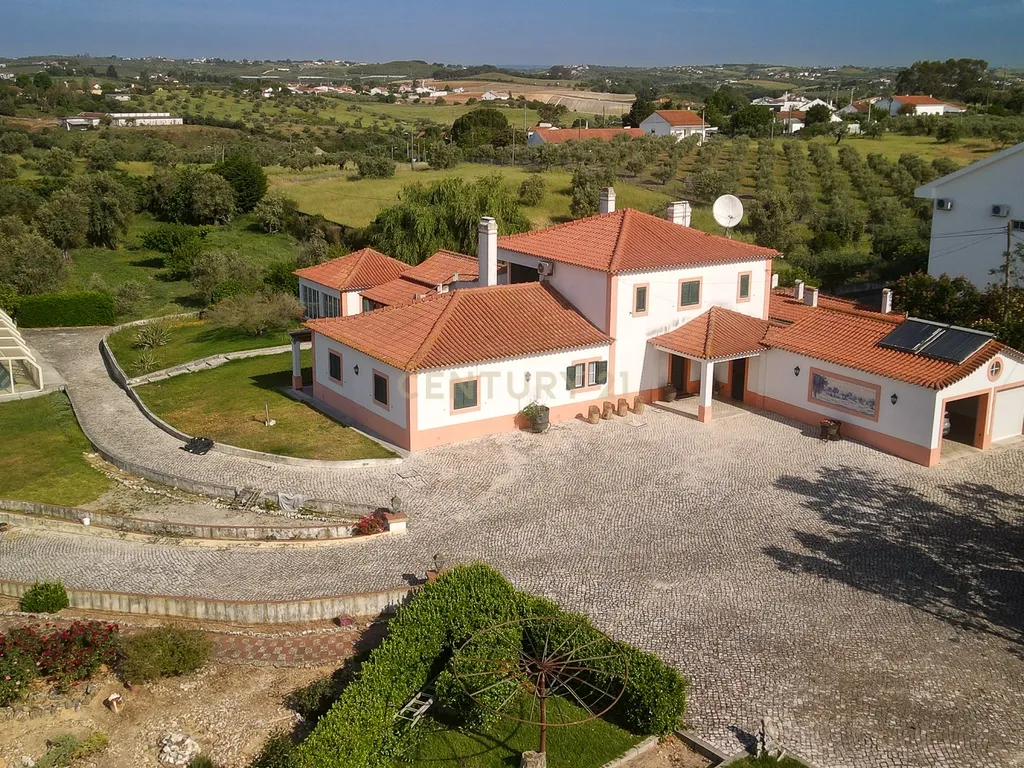 Moradia de sonho com Piscina, 7 Divisões e com Terreno 8461 m2 – Excelente Localização, a 40 minutos de Lisboa ! - Image 6