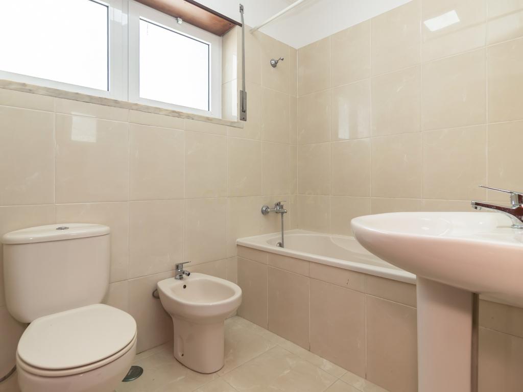 Apartamento T2 para arrendamento no centro da Costa da Caparica - Image 34