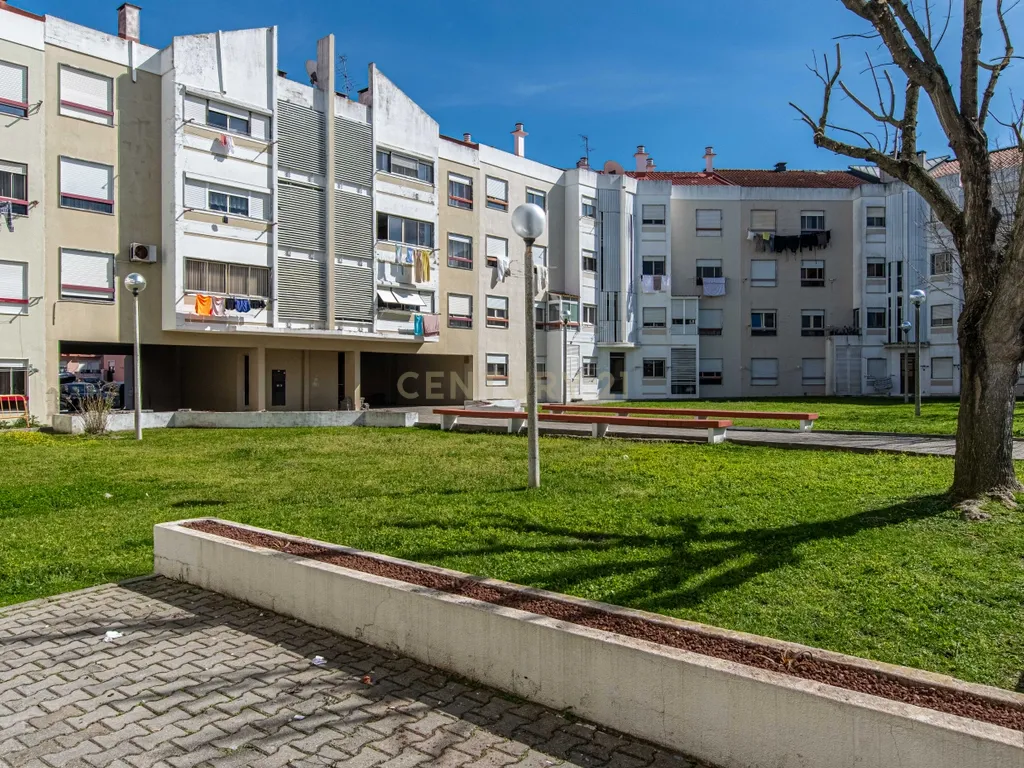 T3 na Urbanização Nova Moita com Varanda e Lareira - Image 29
