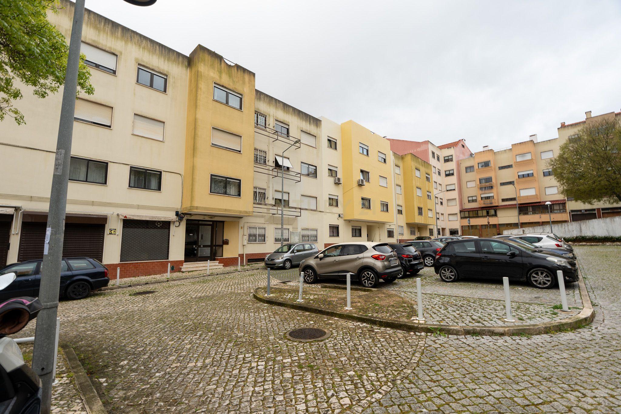 Apartamento T3 com garagem para 2 viaturas Monte Abraão - Image 36
