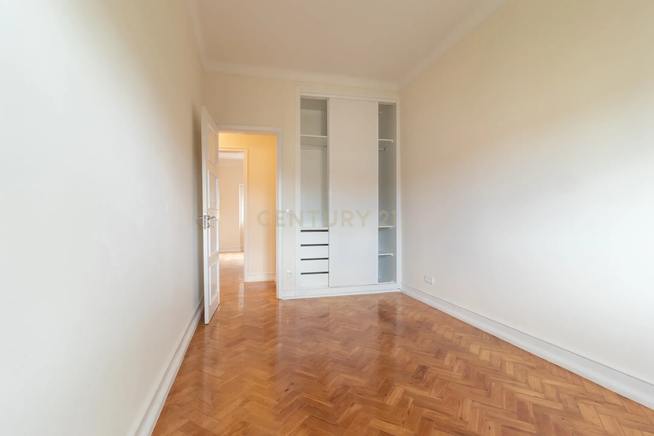 Apartamento T3 renovado no Bairro de São Miguel, Alvalade. Para Arrendar! - Vista 3