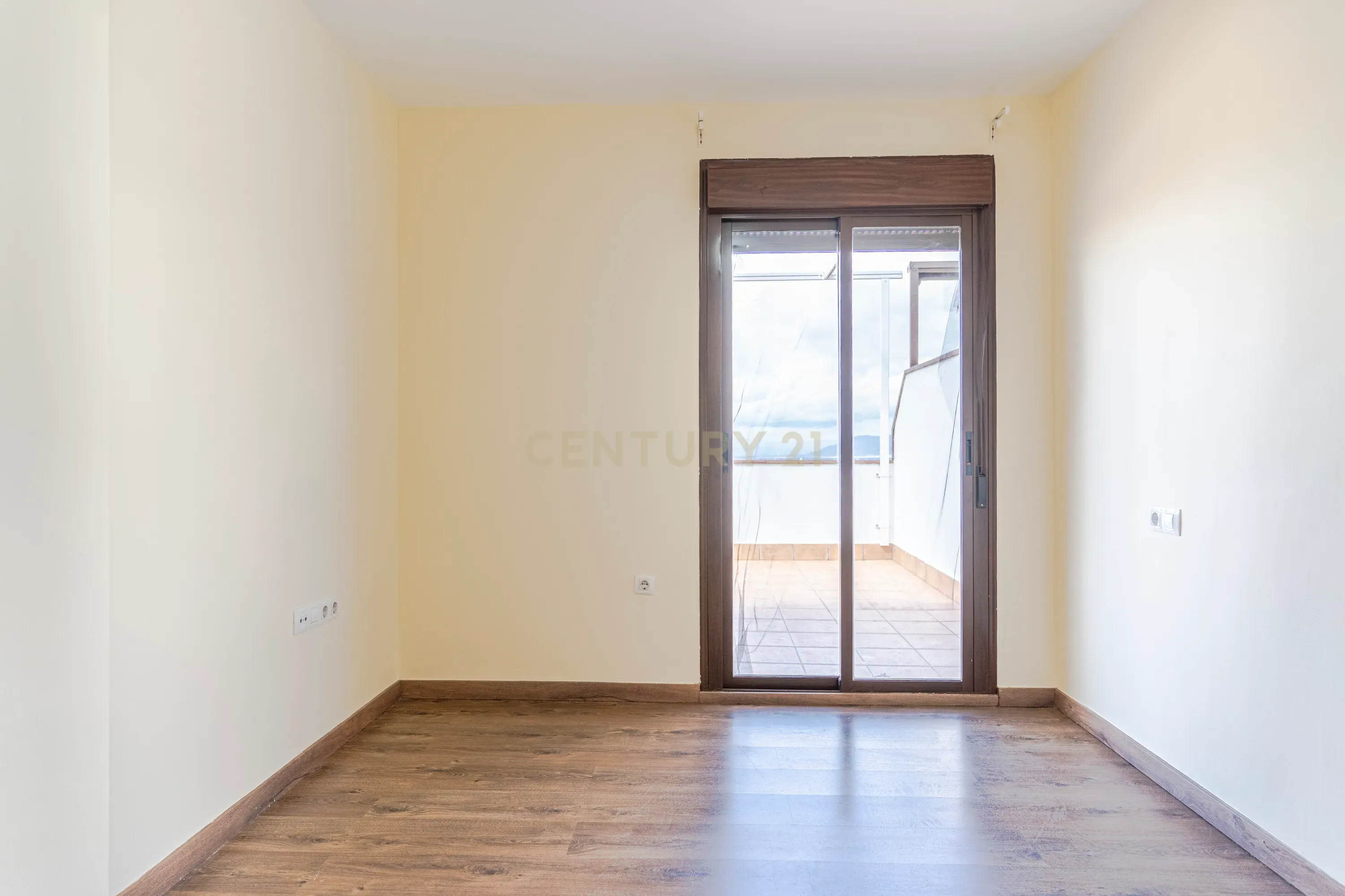Apartamento T2 Moderno com Terraço e Vista em Granada - Image 15