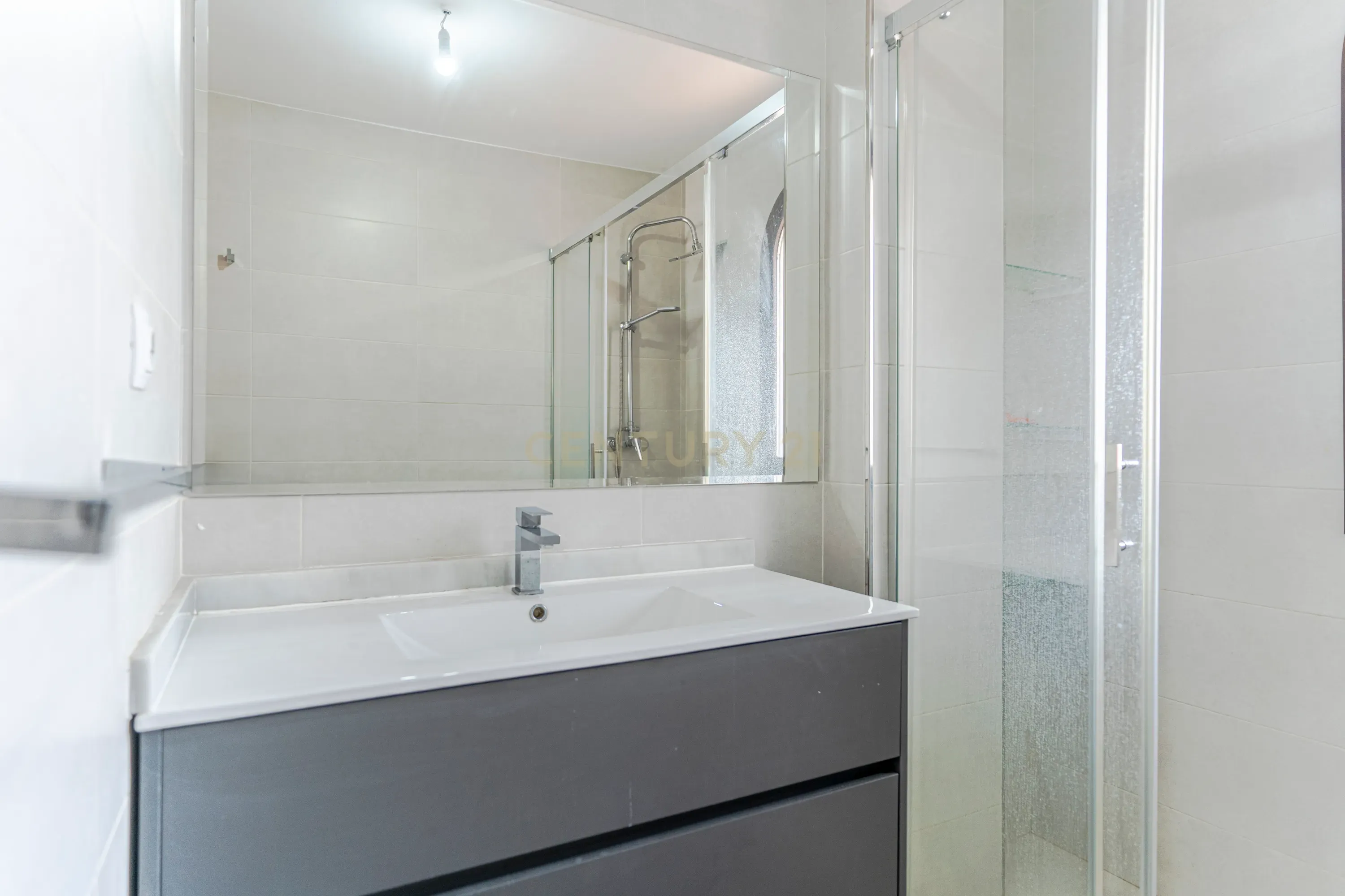 Apartamento T2 Moderno com Terraço e Vista em Granada - Image 20