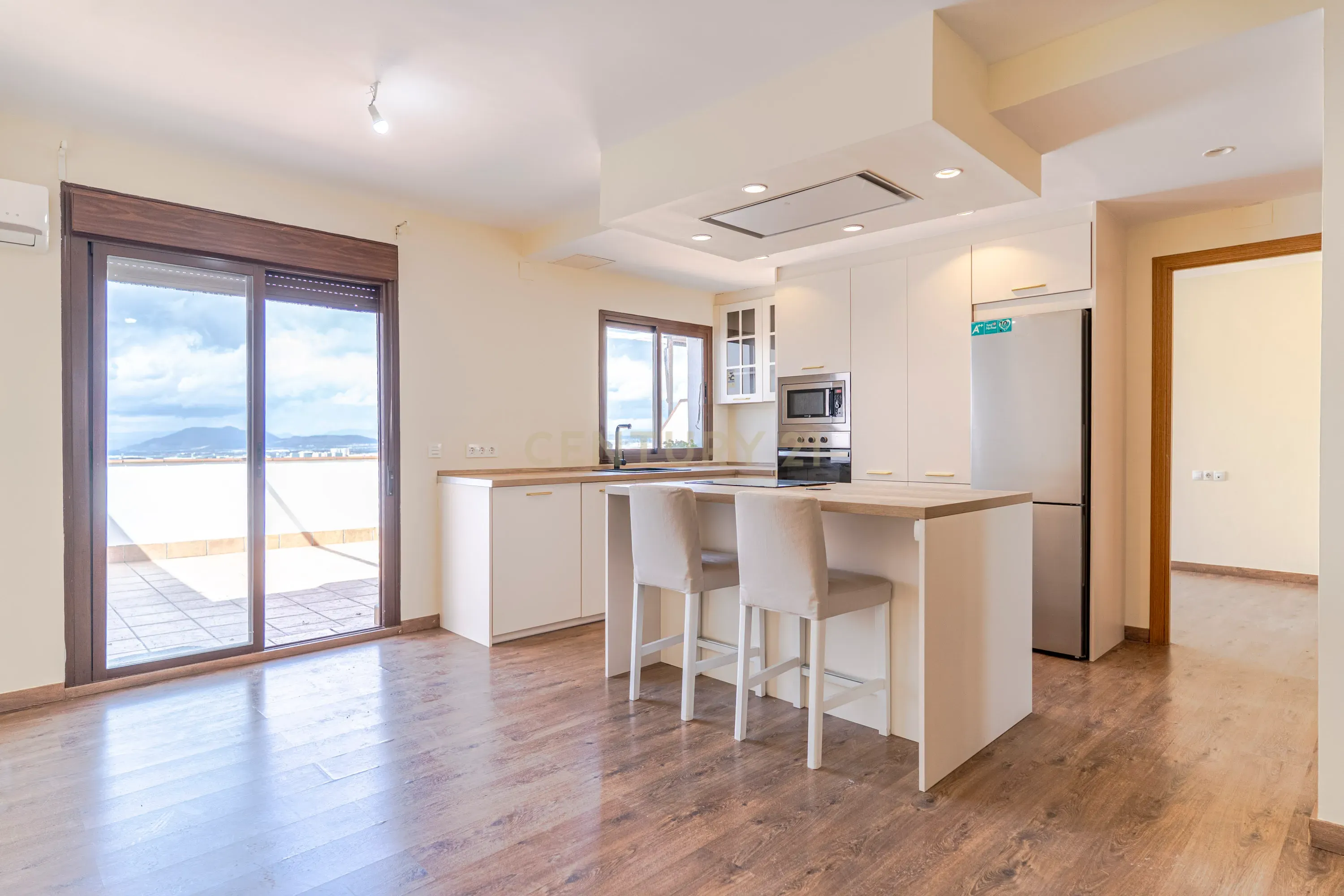 Apartamento T2 Moderno com Terraço e Vista em Granada - Image 1