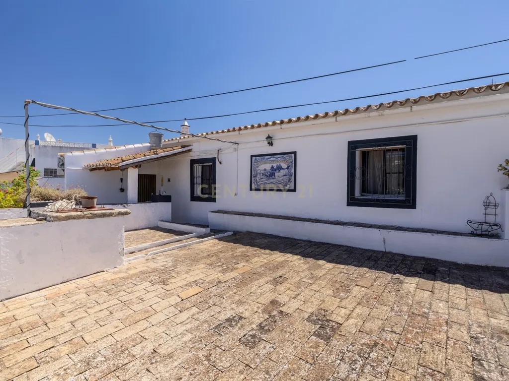 Encantadora Moradia com 7 Divisões em Parragil Loulé com Vista Campestre - Image 33