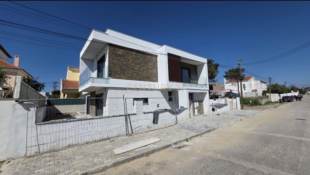 Fotografia 7 de Moradia T4 em fase final de Construção em Qta Valadares, Seixal