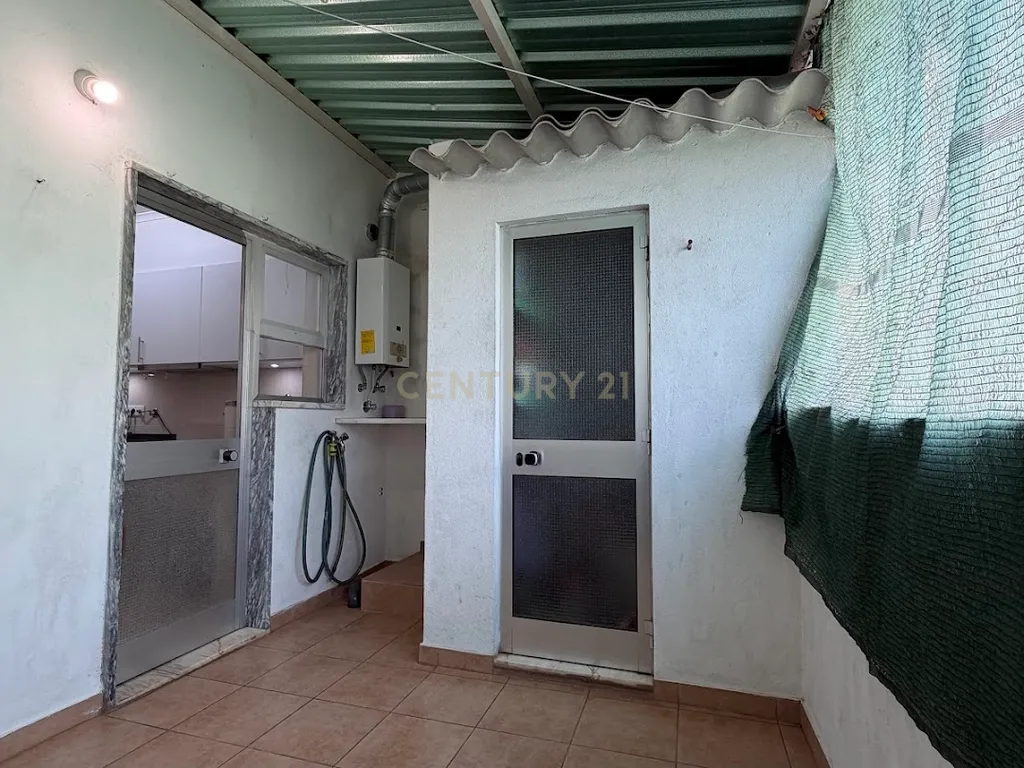 Moradia T2 + 1 no Centro de Portimão | Garagem 55 m² | Potencial + Proximidade às Praias - Image 10
