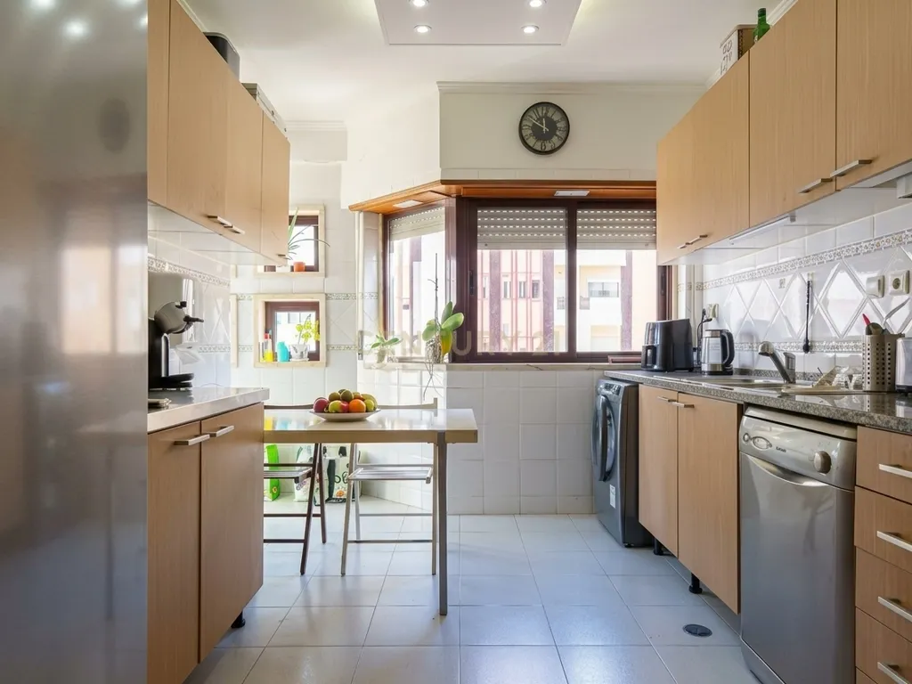 Apartamento T3 com Suíte, 3 Varandas e Arrecadação de 14 m² | Avenida 25 de Abril, Ramada - Image 5