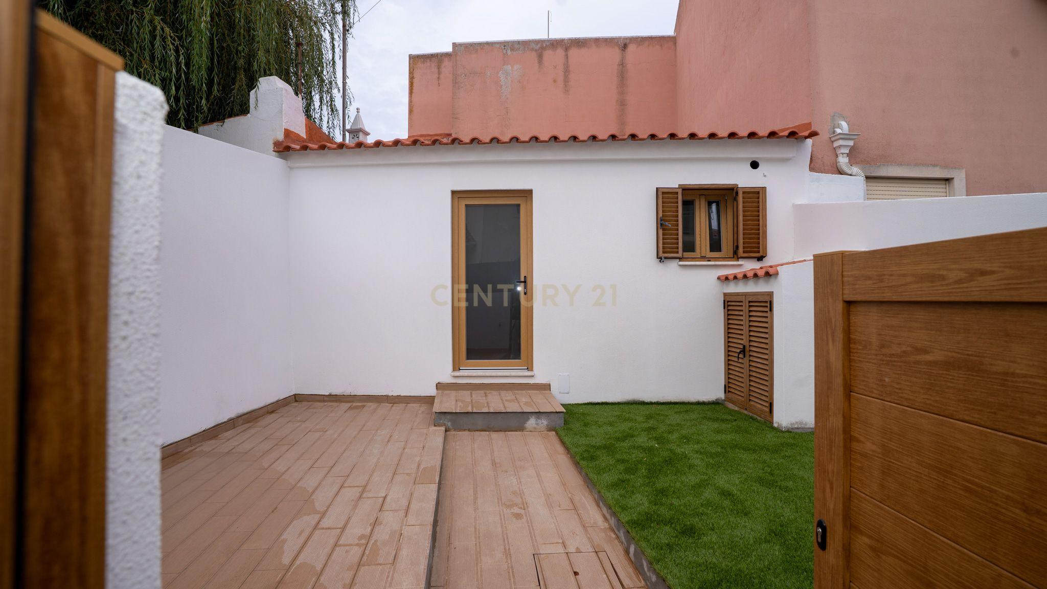 Fotografia 6 de Moradia totalmente remodelada em Santa Cruz- Póvoa de Penafirme – A 5 minutos das Praias!