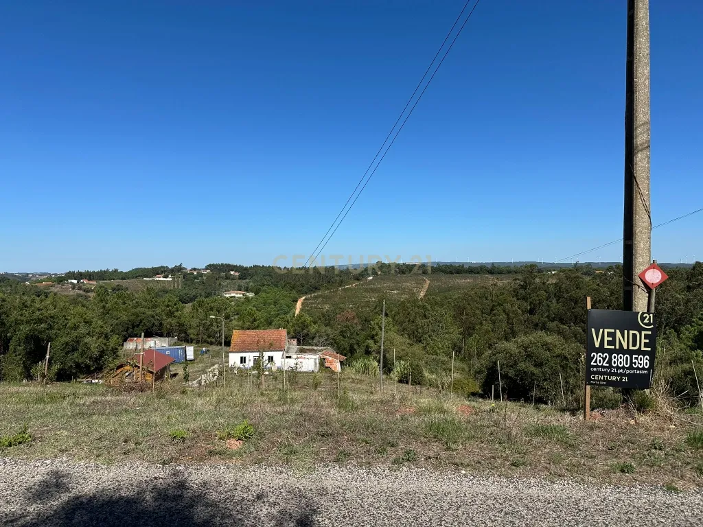 Moradia em ruína com 5.570 m² de terreno em Alvorninha - Image 2