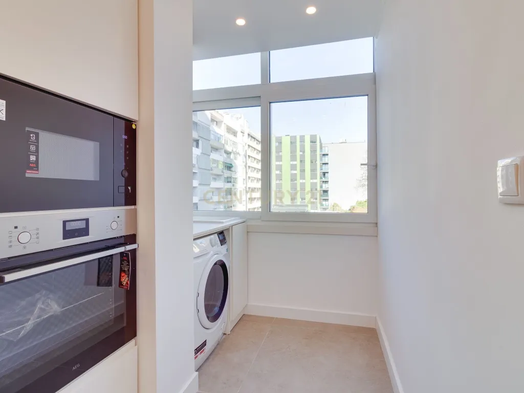 T3 TOTALMENTE RENOVADO COM VARANDA DE 21 m² NO CAMPO PEQUENO – LISBOA - Image 11