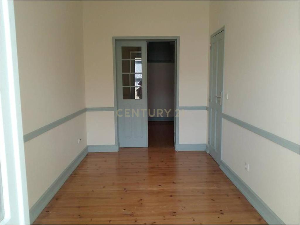 Apartamento T2+1 com Logradouro para Arrendar em Sete Rios - Image 11