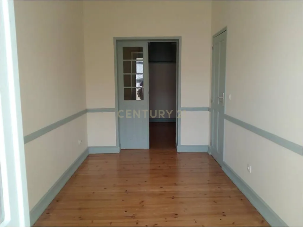 Apartamento T2+1 com Logradouro para Arrendar em Sete Rios - Image 11