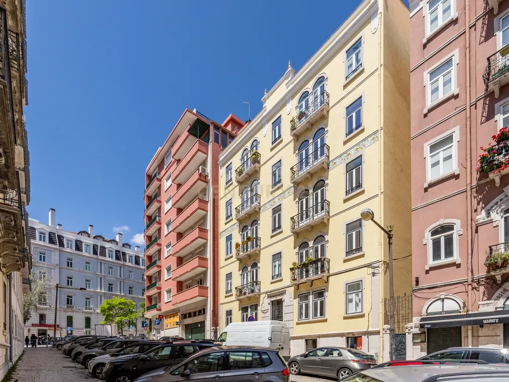 Apartamento T4 Renovado em Santo António, Lisboa — Onde a elegância se sente em cada detalhe - Image 37
