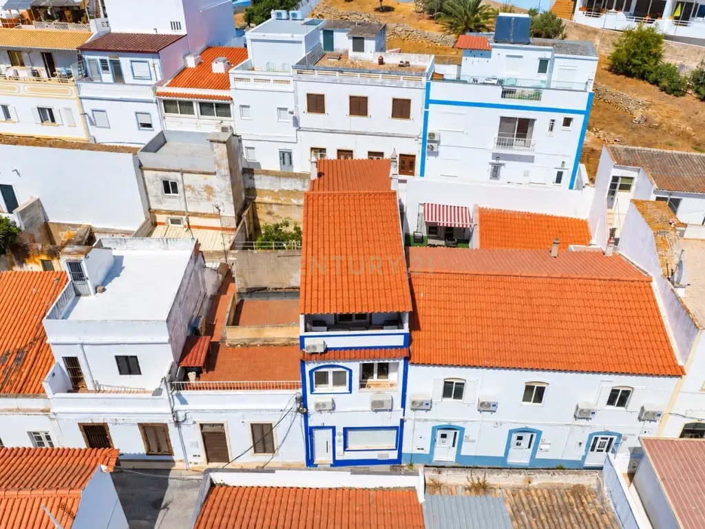 Moradia T3 renovada no centro histórico de Albufeira /200 metros da praia - Image 3