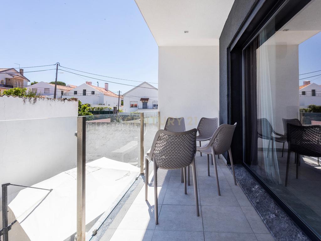 Moradia Contemporânea com Piscina a 5 minutos das praias da Costa da Caparica - Image 21