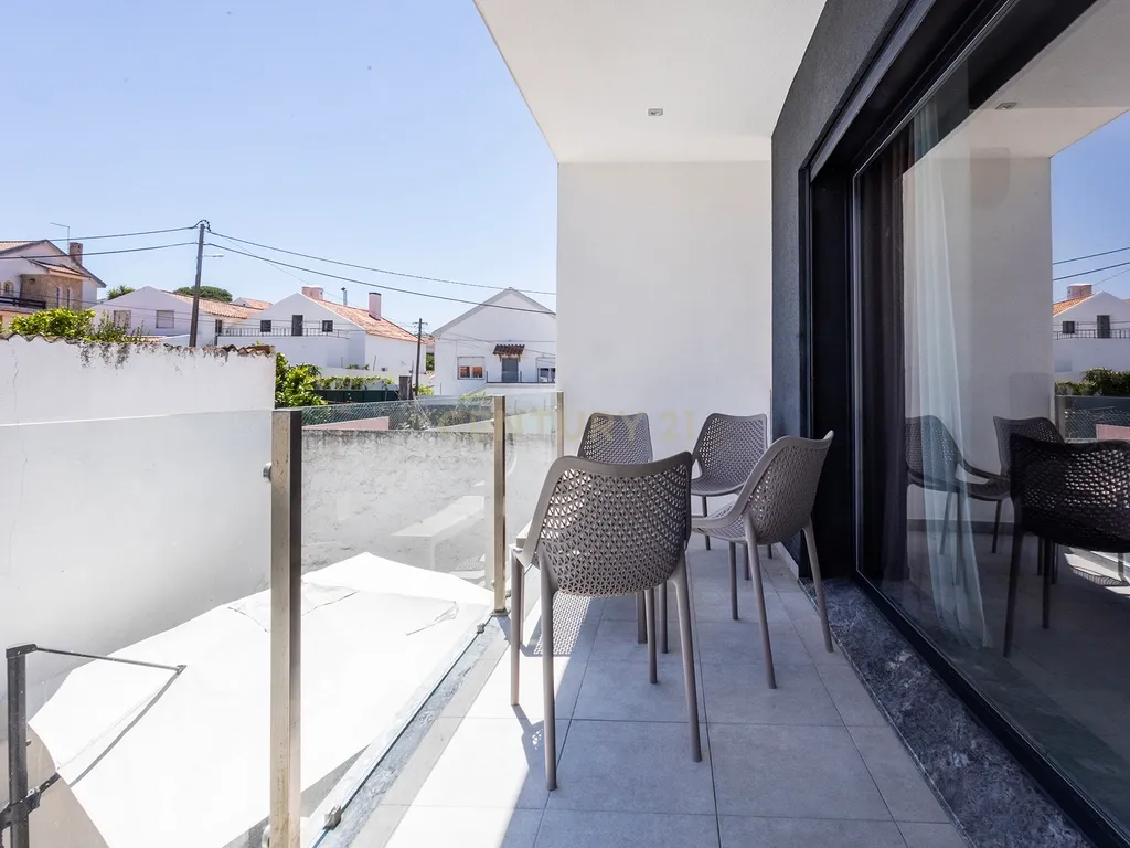 Moradia Contemporânea com Piscina a 5 minutos das praias da Costa da Caparica - Image 21