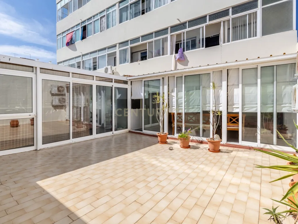 T3 com Terraço Privativo no Centro de Faro - Image 1