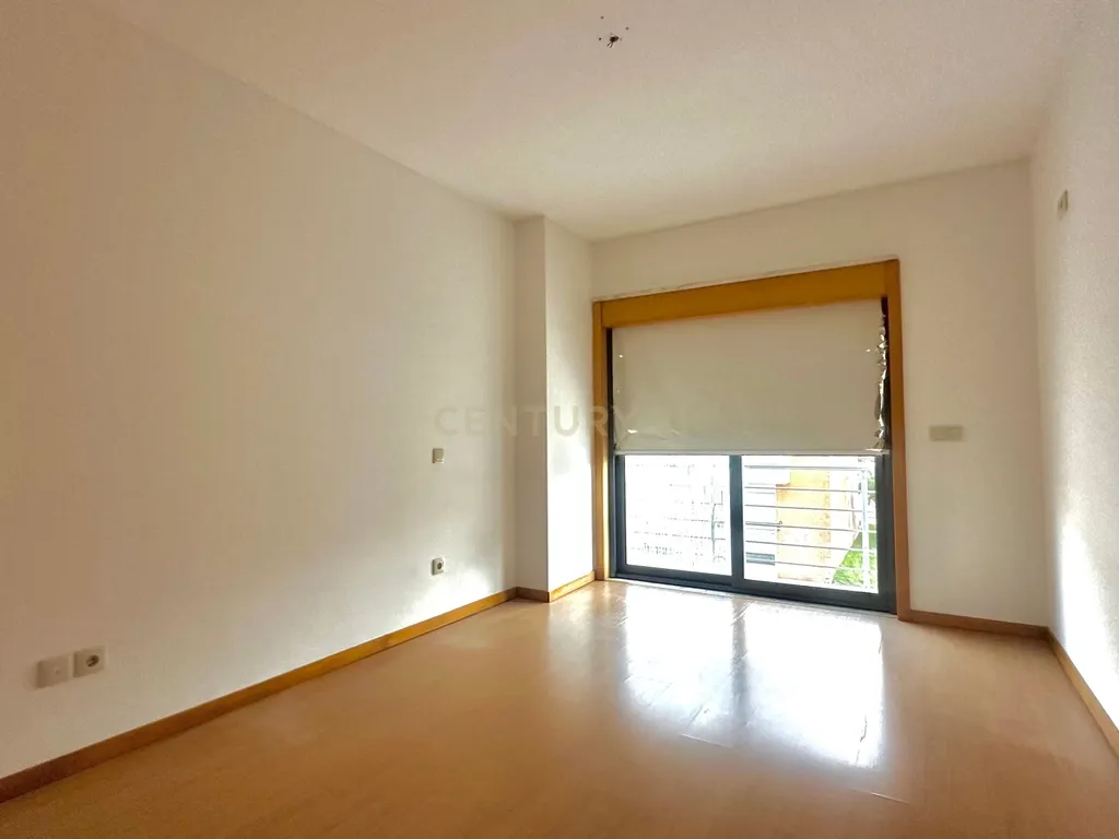 Apartamento T4 com Terraço, Varandas, Garagem e Lugar de Estacionamento, na Vila Serena, Pinhal Novo - Image 25