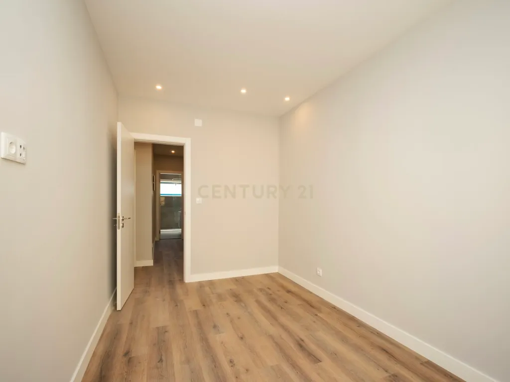Apartamento T2 Totalmente Renovado em Queluz – Pronto a Habitar! - Image 16