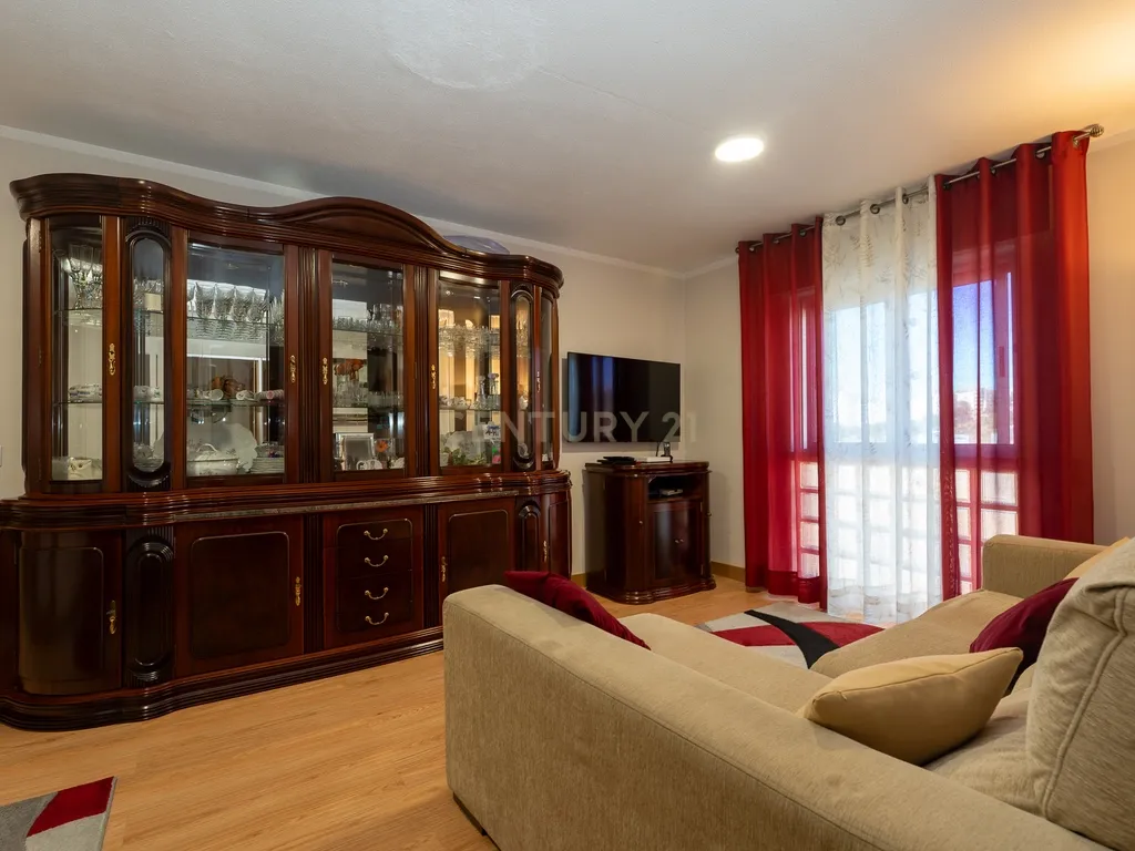 Apartamento de tipologia T2, totalmente renovado, localizado em Santo António dos Cavaleiros – Loures. - Image 8