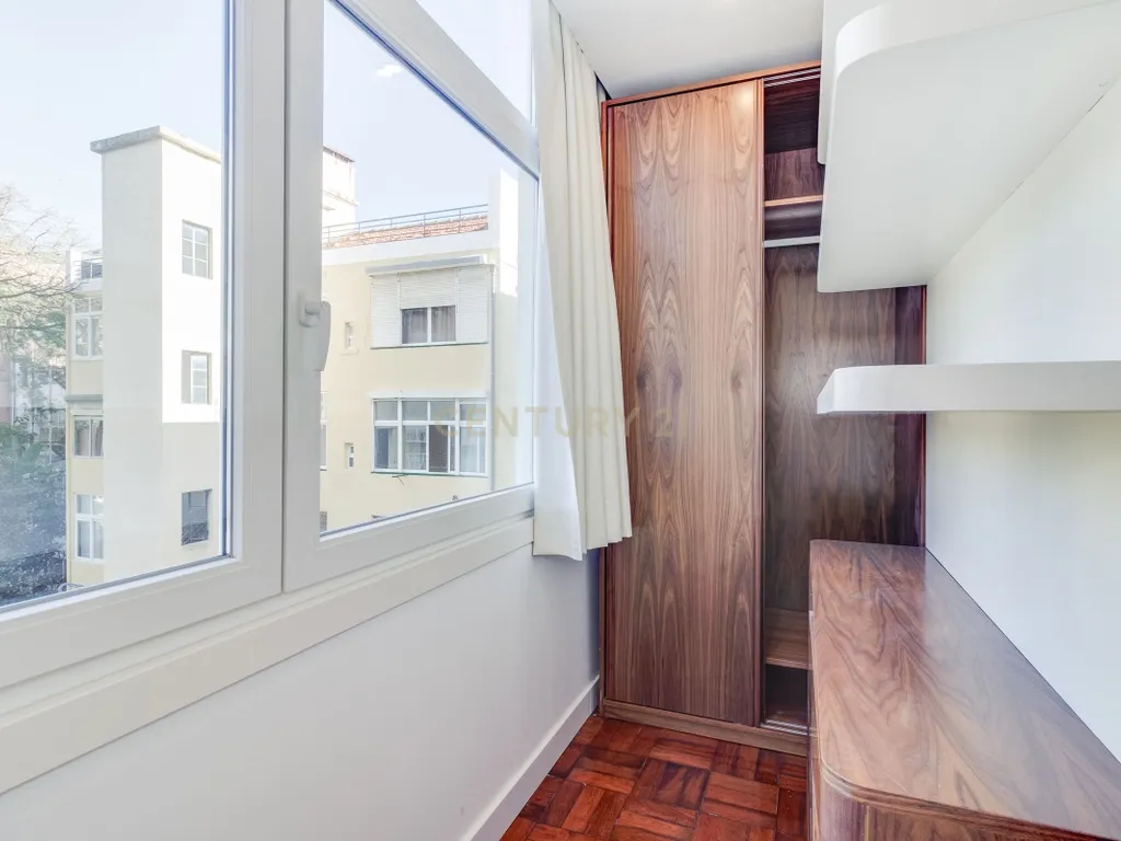 T3 TOTALMENTE RENOVADO COM VARANDA DE 21 m² NO CAMPO PEQUENO – LISBOA - Image 25