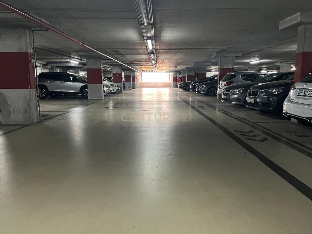 Apartamento T3 com vista desafogada e excelente luminosidade em Lumiar - Image 32