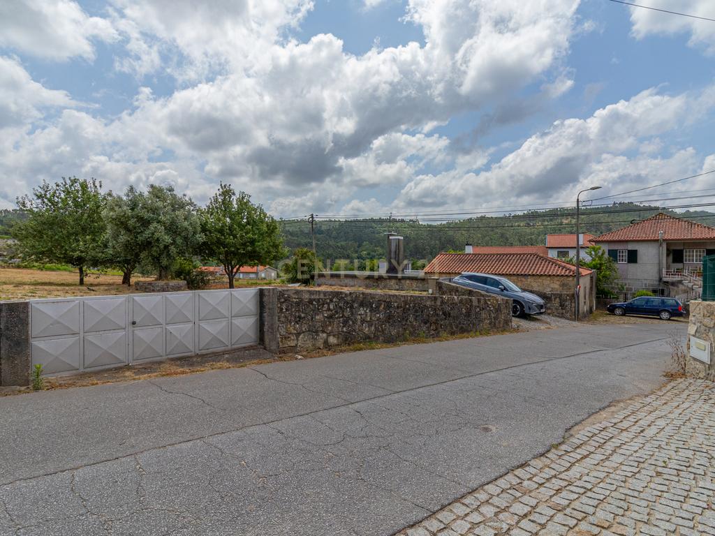 Casa para Recuperação em Braga com Terreno de 5000m² - Image 13