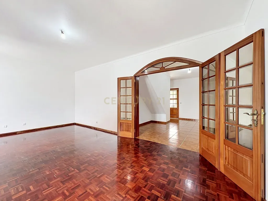 Fotografia 12 de Moradia T2 com Duas Entradas Distintas e Potencial para Segundo Apartamento | Cabouco