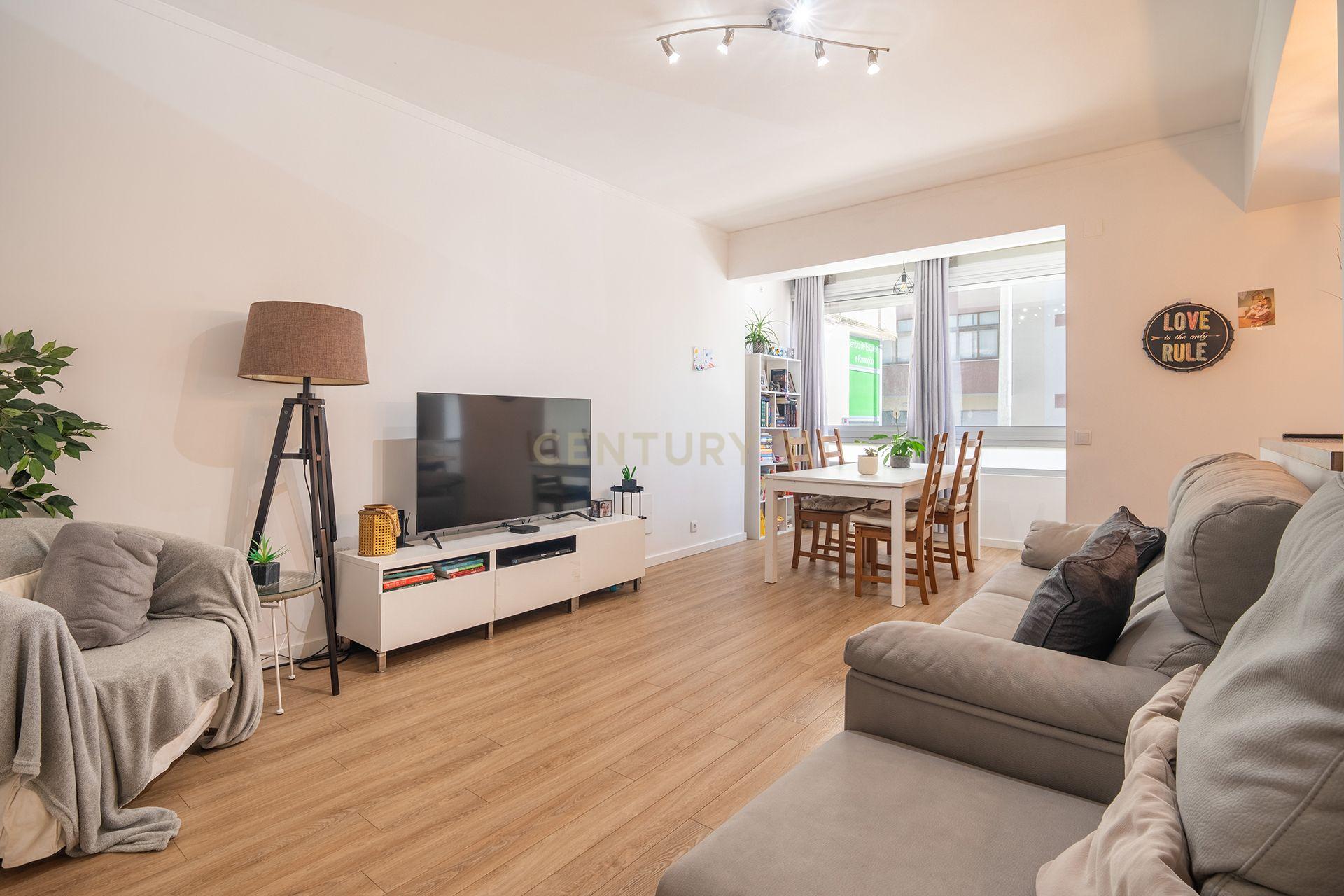 Fotografia 2 de Apartamento Renovado T2 em Oeiras, ótimas áreas e com tudo perto de si!!!