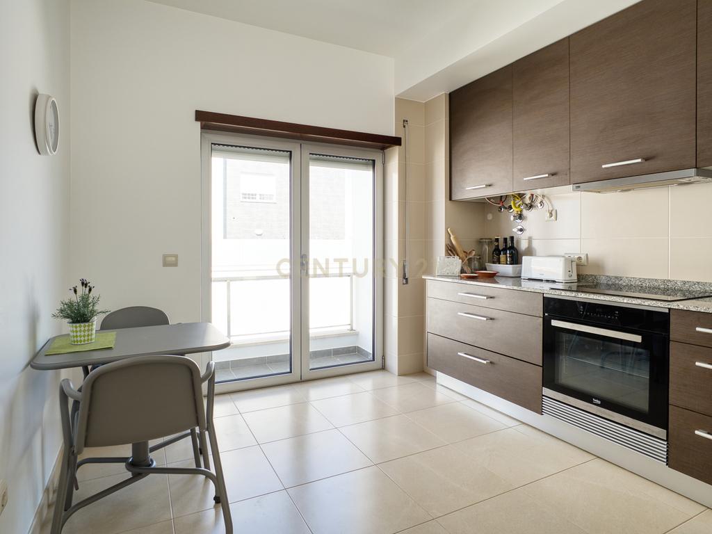Apartamento T2 em Condomínio Fechado com Piscina e Jardins – Pederneira, Nazaré - Image 14