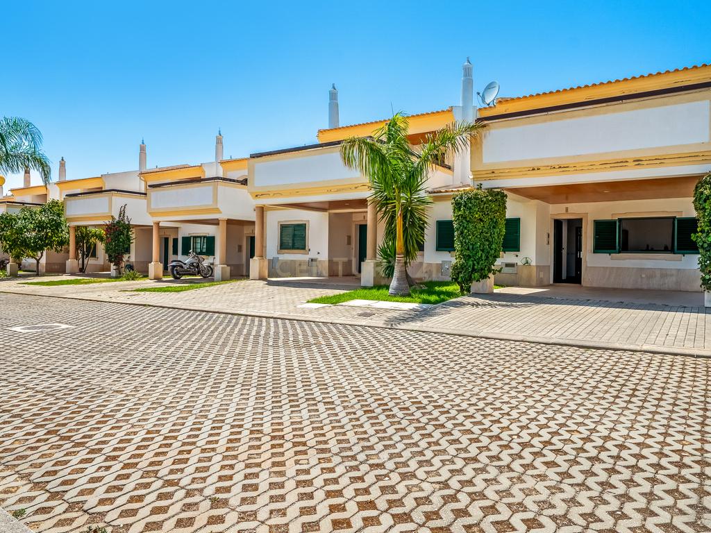 Moradia de Canto T2+2 com jardim em Condomínio Privado com Piscina – Ferreiras, Albufeira - Image 1