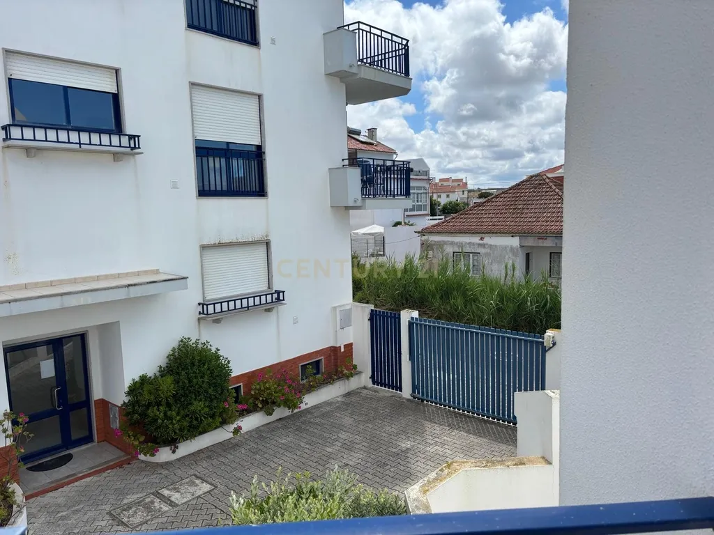 Moradia T2 + 1 em Peniche com sotão - Image 1