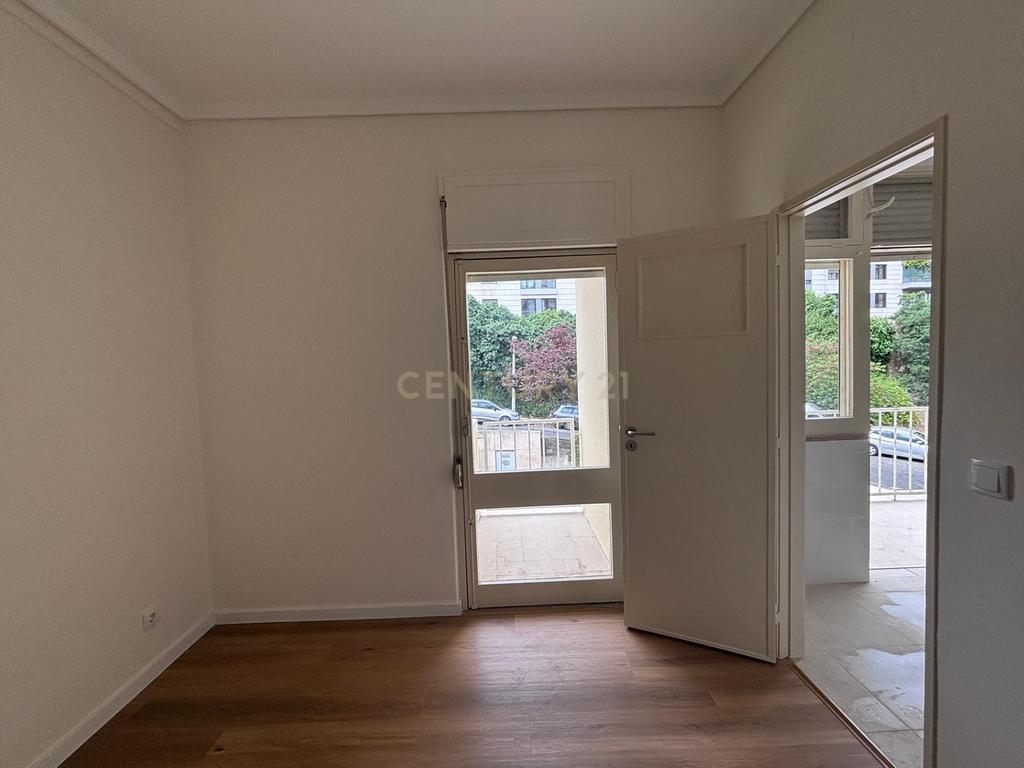 T3+1 Remodelado totalmente com excelentes áreas na carismática e tradicional zona da Estrela - Image 9