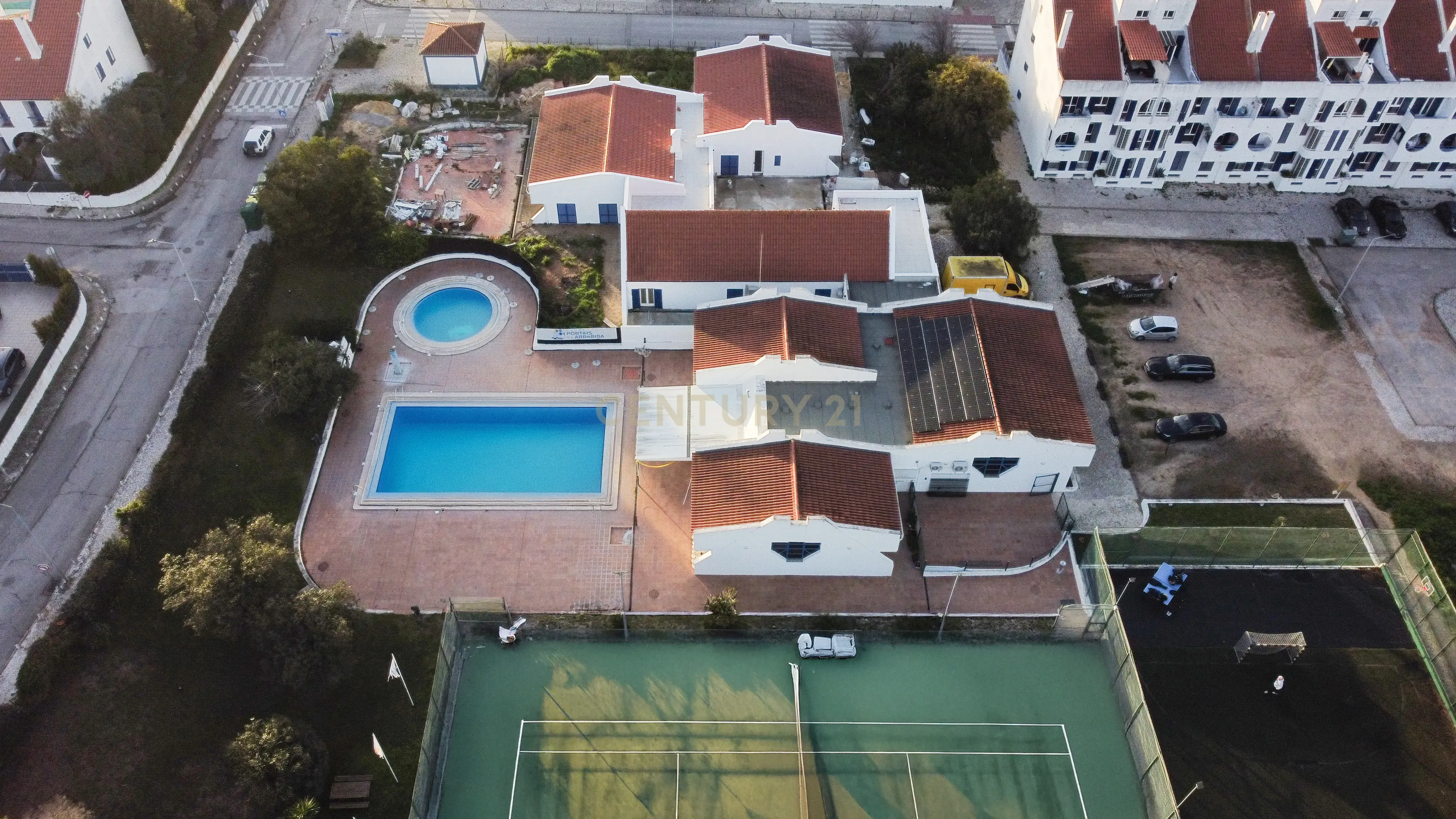 Apartamento T2 na Quinta do Anjo, Setúbal,  com Estacionamento e Piscina Comum - Image 1