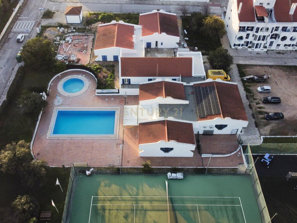 Apartamento T2 na Quinta do Anjo, Setúbal,  com Estacionamento e Piscina Comum - Image 1