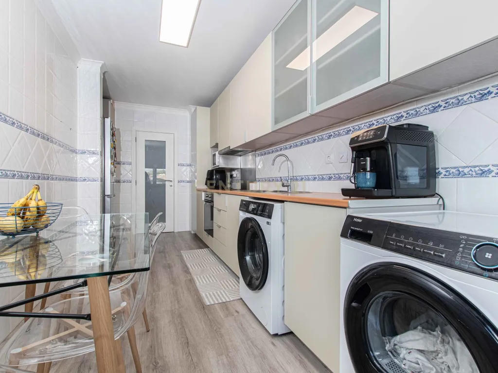 Apartamento T3 com Parqueamento e Arrecadação - Image 6