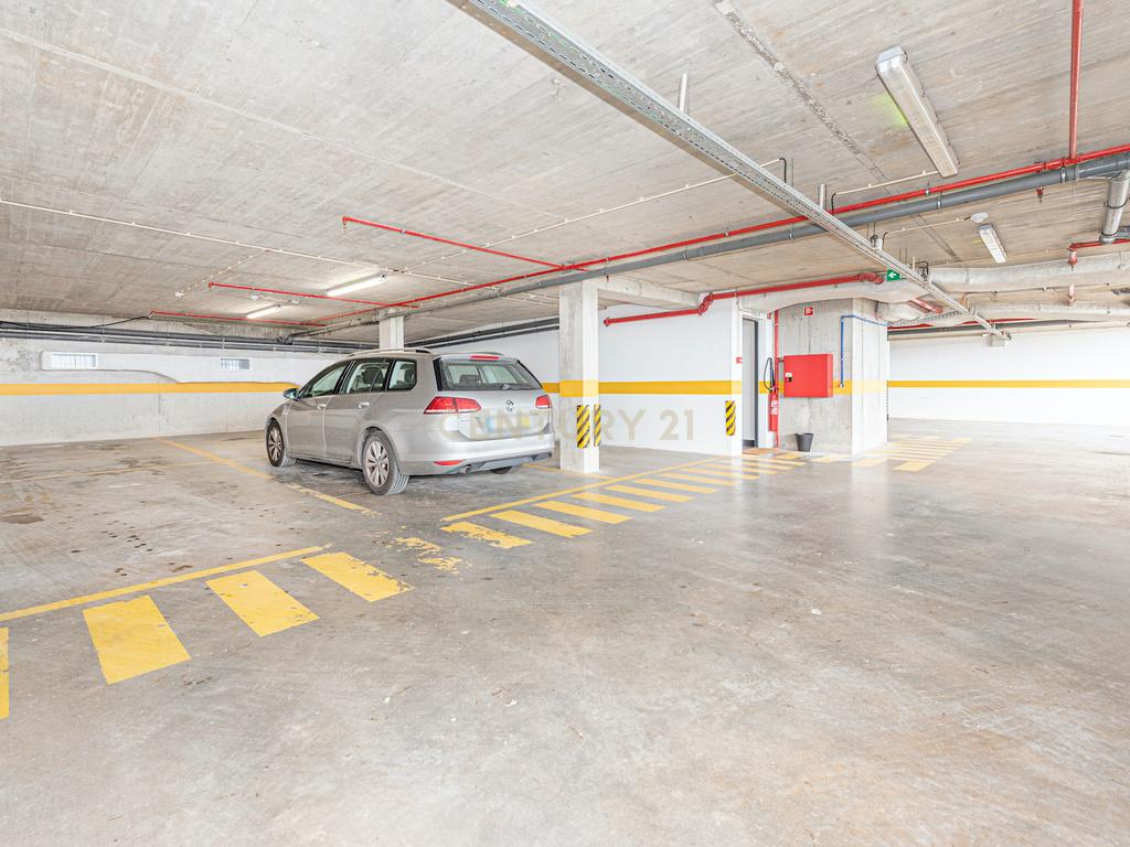 APARTAMENTO T2 NO EMPREENDIMENTO SKY CITY, COM TERRAÇO, VARANDA, PARQUEAMENTOS E ARRECADAÇÃO, EM CONDOMÍNIO COM JARDIM E PISCINA - Image 26