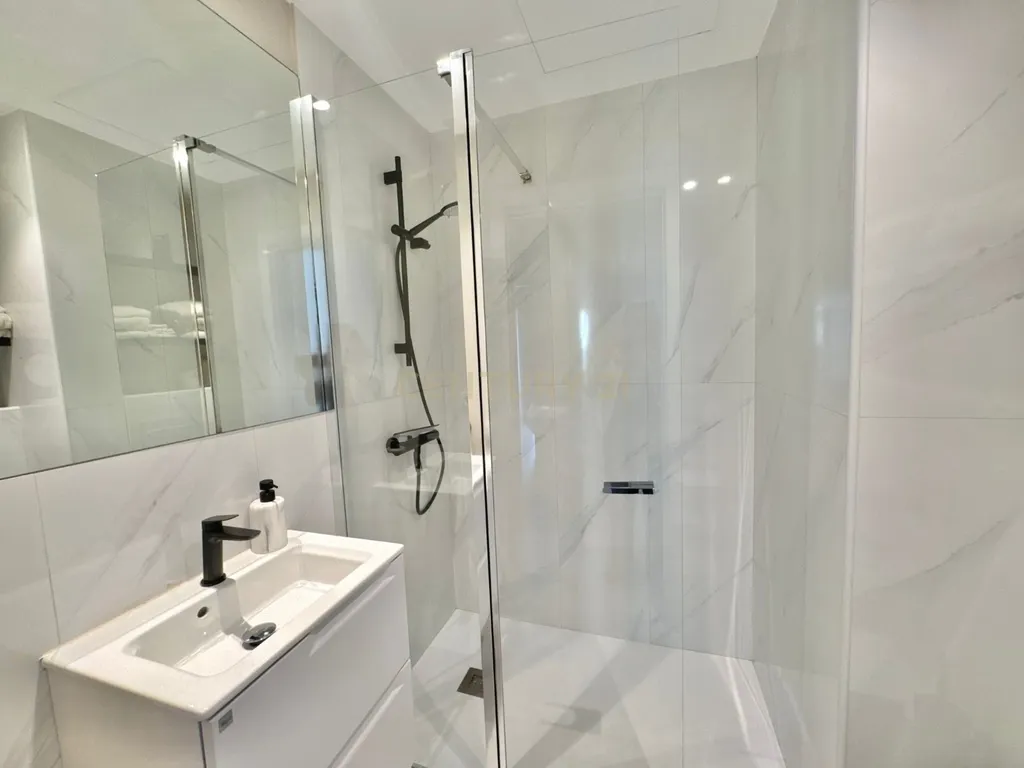 Apartamento de luxo no centro com estacionamento incluído. - Image 11