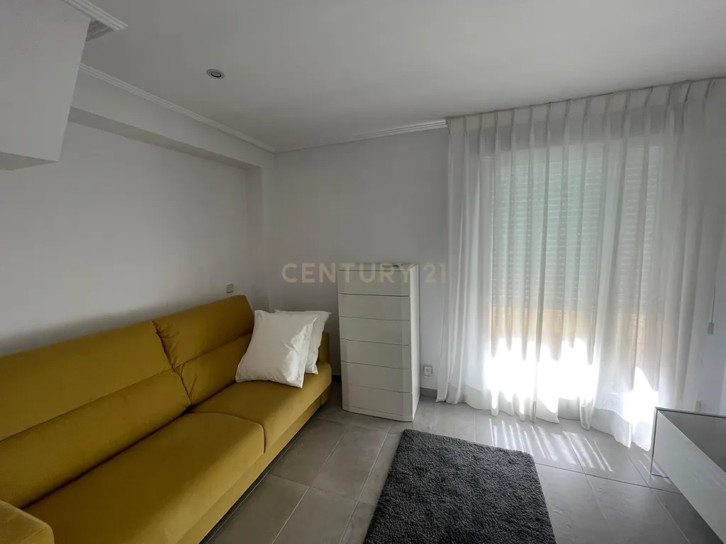 Luxuosa Moradia Renovada em Madrid com Vista para a Cidade - Image 39