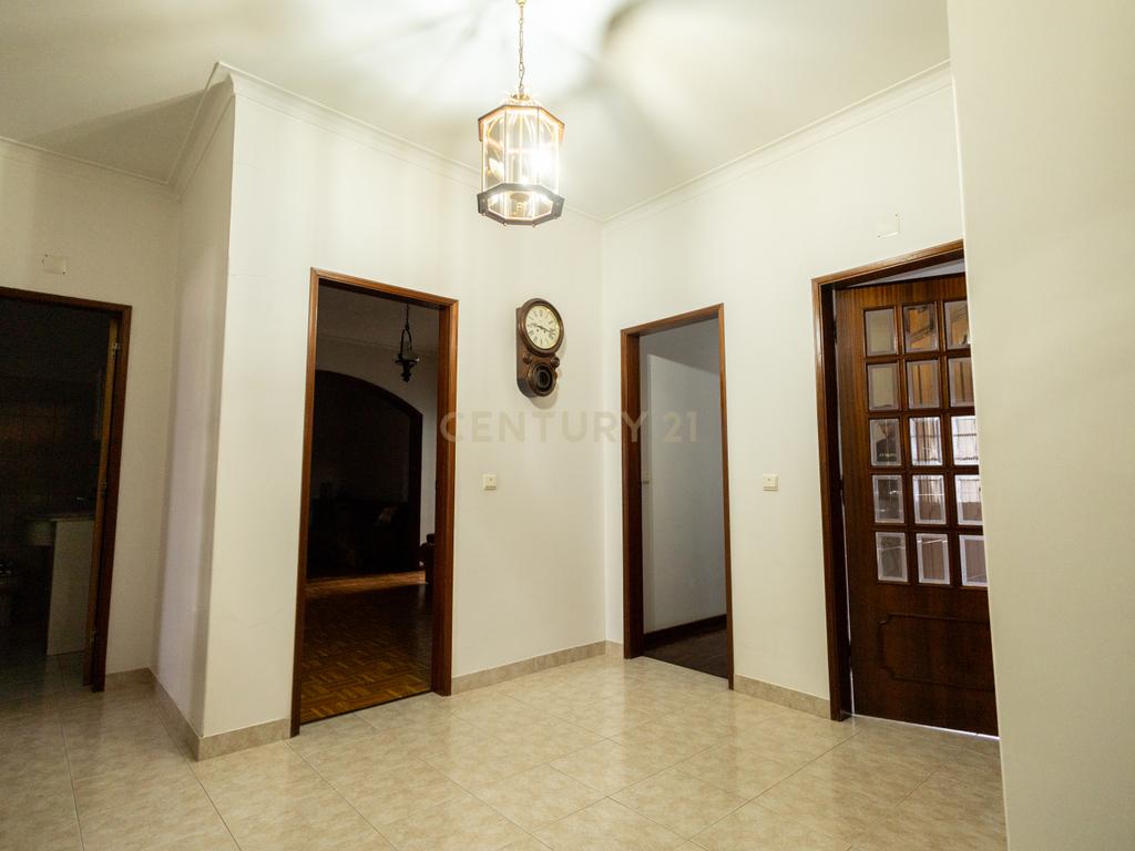 Prédio Misto com Negócio Consolidado e Habitação – Assentiz, Torres Novas - Image 18