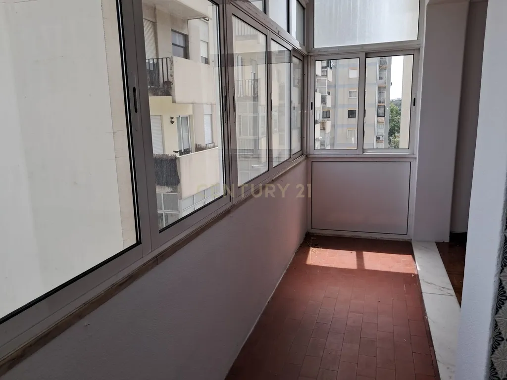 Apartamento T3 para arrendar – Entrada imediata - em Lisboa/ Benfica com garagem - Image 2